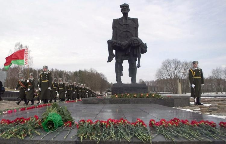Pomnik we wsi Chatyń na Białorusi upamiętniający masakrę ludności cywilnej z 22 marca 1943 r. Fot. PAP/EPA