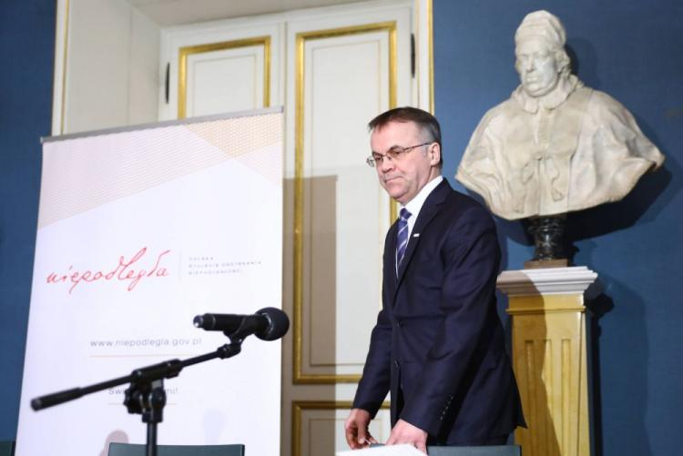 Jarosław Sellin podczas konferencji prasowej na temat wystawy "Znaki Wolności. O trwaniu polskiej tożsamości narodowej". Fot. PAP/R. Guz
