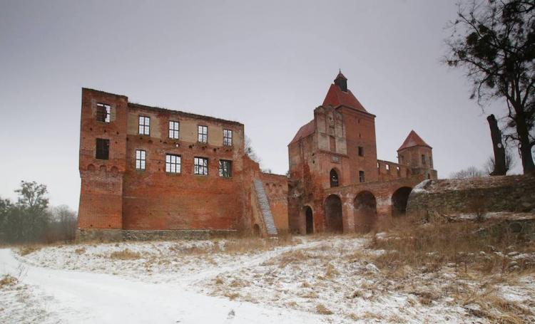 Czternastowieczny, gotycki zamek w Szymbarku w gminie Iława. Fot. PAP/T. Waszczuk