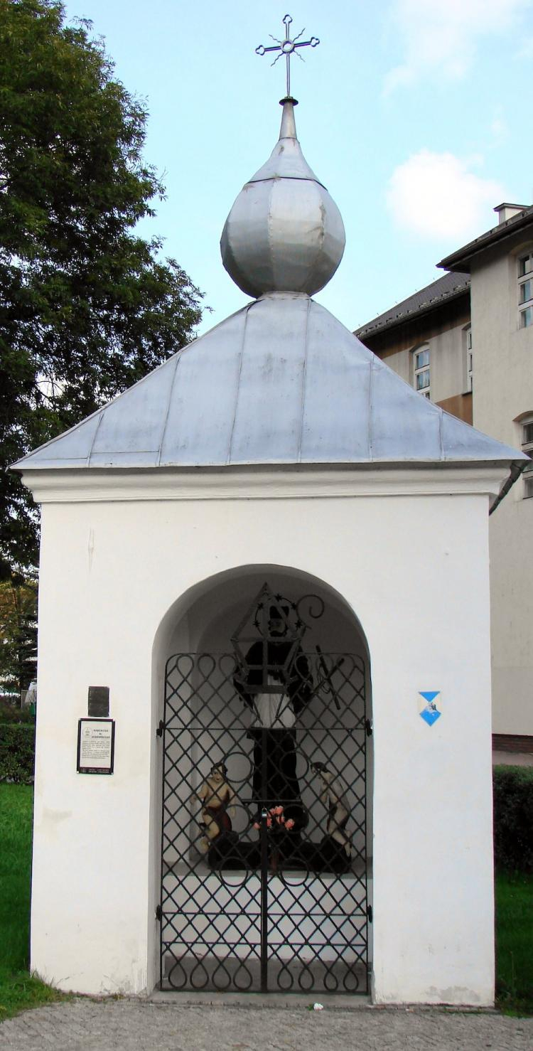Zabytkowa kapliczka świętego Jana Nepomucena na rynku w Muszynie. Źródło: Wikimedia Commons