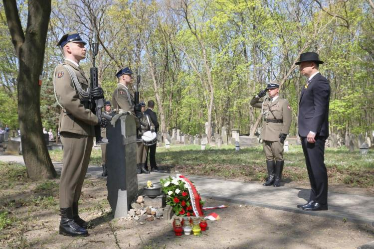 Prezydent Andrzej Duda odwiedził cmentarz żydowski w 75. rocznicę wybuchu powstania w getcie warszawskim. Fot. PAP/P. Supernak
