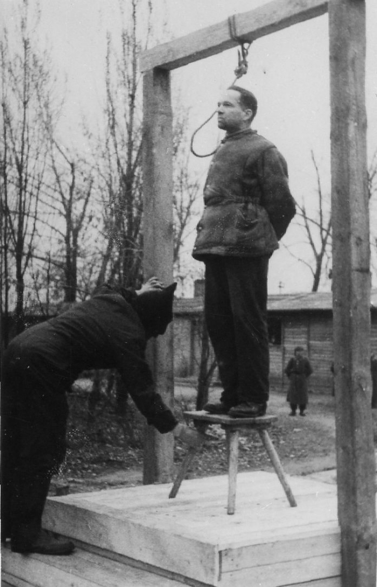 Na terenie byłego niemieckiego obozu koncentracyjnego Auschwitz-Birkenau wykonano wyrok śmierci przez powieszenie na komendancie obozu Rudolfie Hoessie. Fot. PAP/S. Dąbrowiecki