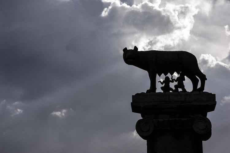 Pomnik wilczycy karmiącej Romulusa i Remusa w Rzymie. Fot. PAP/EPA
