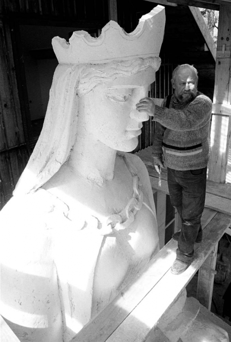 Jan Siek kończy prace przy gipsowym odlewie św. Barbary. 1999 r. Fot. PAP/J. Bednarczyk