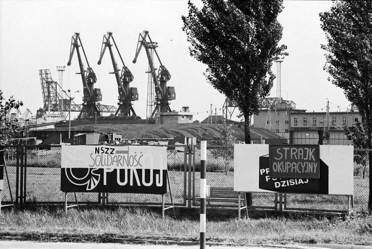 Strajk okupacyjny w Porcie Szczecińskim. 08.1988. Fot. PAP/CAF/J. Undro