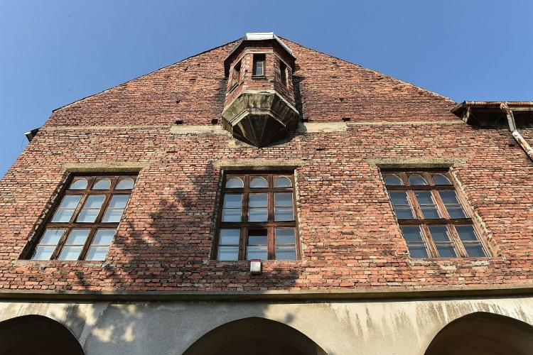 Budynek tzw. Starego Teatru - dawnego magazynu obozowego KL Auschwitz w Oświęcimiu. 2016 r. Fot. PAP/J. Bednarczyk