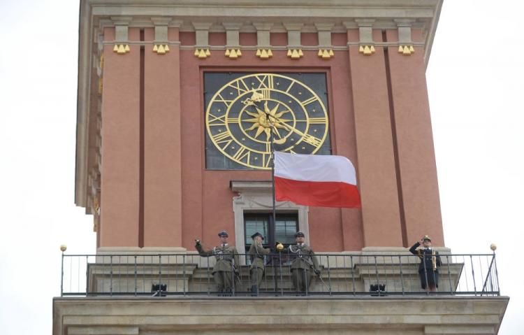 Uroczyste podniesienie Flagi Państwowej RP na Wieży Zegarowej Zamku Królewskiego. Fot. PAP/J. Kamiński
