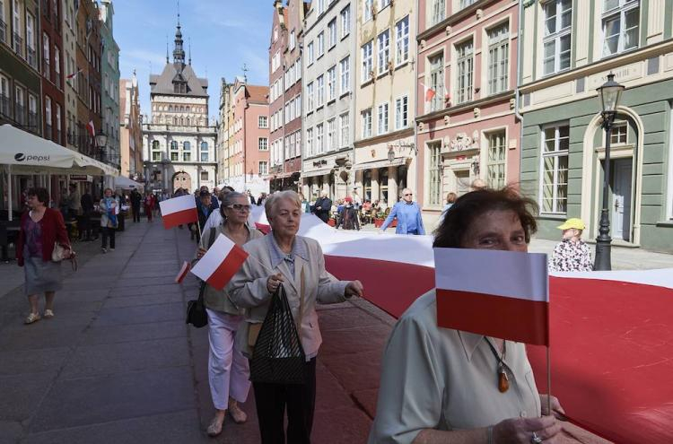Gdańszczanie i turyści podczas wspólnego spaceru z biało-czerwoną flagą na gdańskiej starówce, 2 bm. w ramach obchodów Dnia Flagi RP. Fot. PAP/A. Warżawa