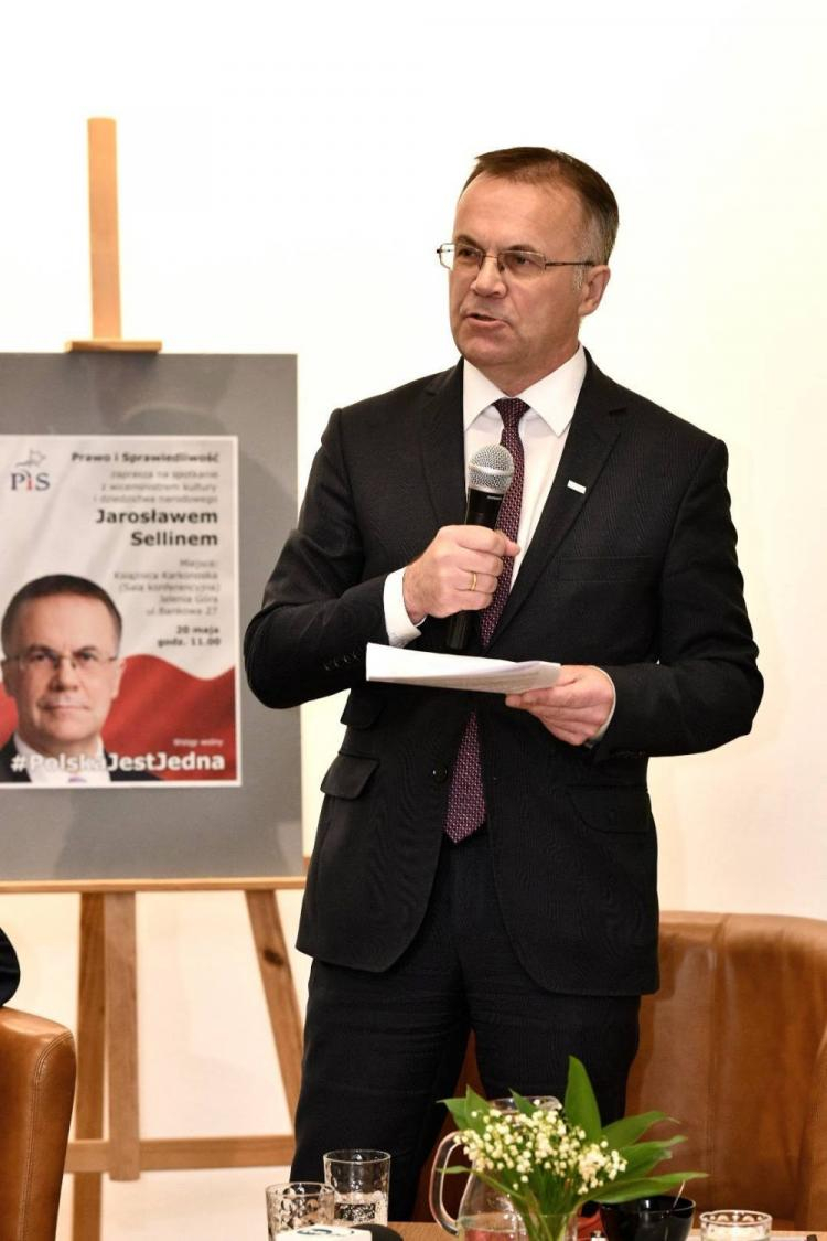 Jarosław Sellin podczas spotkania z mieszkańcami Jeleniej Góry. Fot. PAP/J. Karwowski
