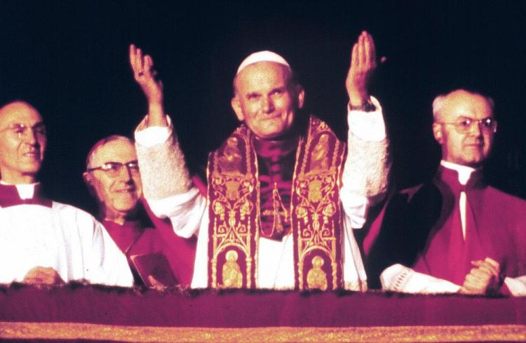 Karol Wojtyła tuż po tym, jak został wybrany przez konklawe na papieża. 16.10.1978. Fot. PAP/EPA