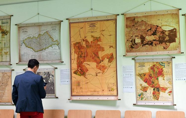 Otwarcie wystawy map archiwalnych „200 lat kartografii leśnej" na Wydziale Nauk o Ziemi Uniwersytetu Szczecińskiego. Fot. PAP/M. Bielecki