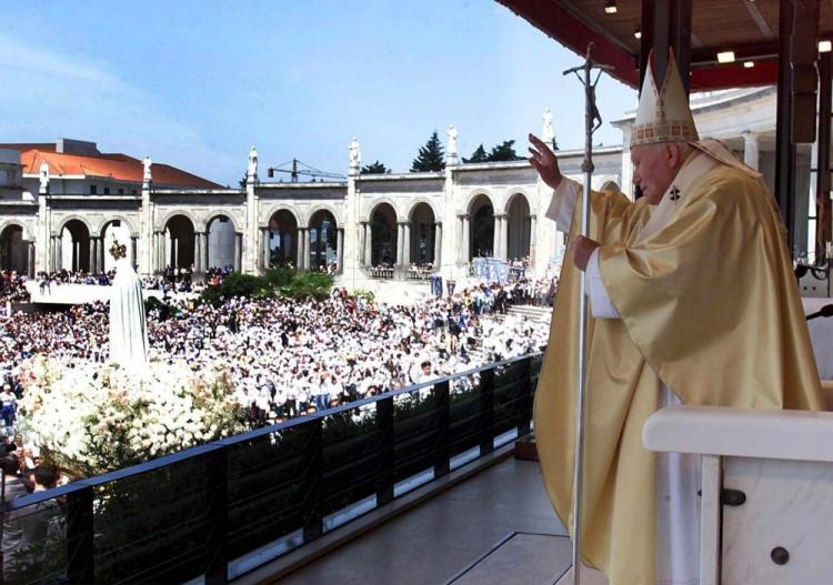 Jan Paweł II podczas ceremonii beatyfikacji Francisco i Jacinty w Fatimie 13 maja 2000. Fot. PAP/EPA