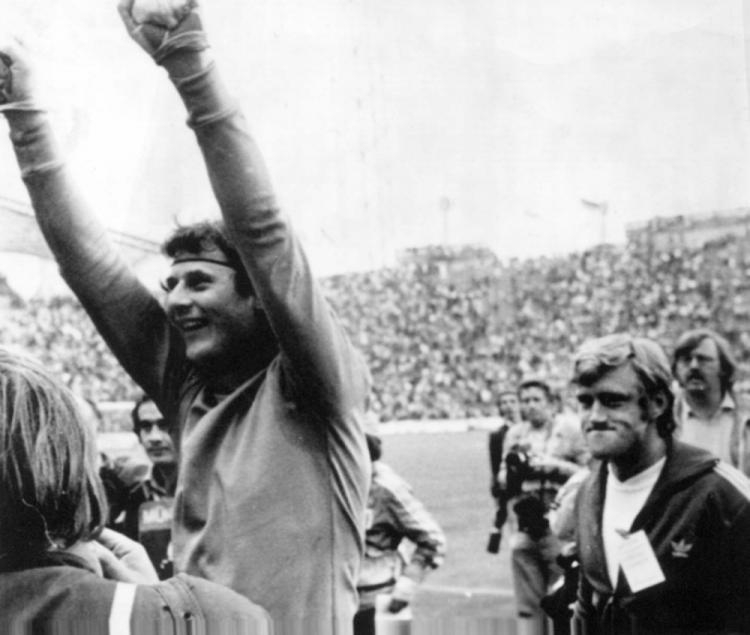 Jan Tomaszewski po zwycięskim meczu z Brazylią na Mistrzostwach Świata 1974 r.  Fot. PAP/S. Jakubowski
