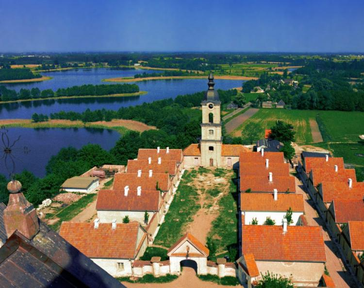 Klasztor zakonu kamedułów położony nad jeziorem Wigry. Fot. PAP/J. Morek