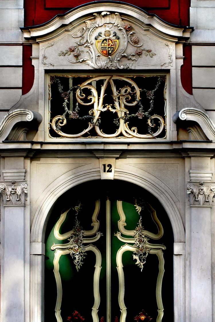 portal wejścia do Domu Uphagena; rokokowo-klasycystyczna kamienica wzniesiona przez Jana Uphagena w roku 1776 przy ul. Długiej 12. Fot. PAP/M. Angiel 