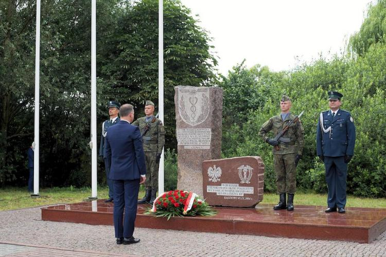 Prezydent Andrzej Duda (C-L) składa wieniec przed Pomnikiem Celników Polskich upamiętniającym celników, którzy zginęli w czasie II wojny światowej, 25 bm. (nlat) PAP/D. Kulaszewicz