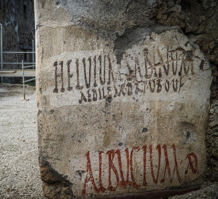 Hasła wyborcze zapisane na kamiennych płytach odnaleźli archeolodzy na terenie wykopalisk w Pompejach. Fot. PAP/EPA