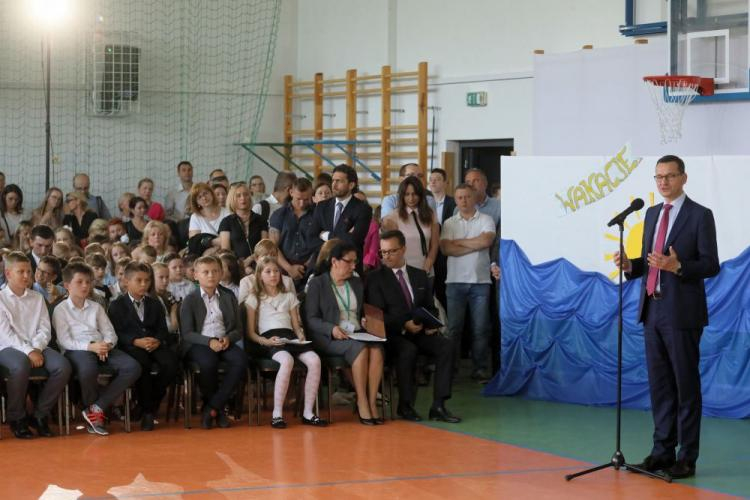 Premier Mateusz Morawiecki podczas zakończenia roku szkolnego w Szkole Podstawowej nr 3 im. Małego Powstańca w Ząbkach. Fot. PAP/P. Supernak