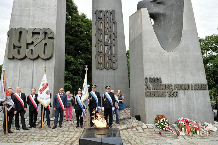 Główne uroczystości przed Pomnikiem Czerwca w 62. rocznicę Poznańskiego Czerwca 1956. Fot. PAP/J. Kaczmarczyk