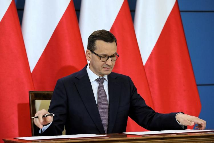 Premier Mateusz Morawiecki podpisuje wspólną deklarację rządów polskiego i izraelskiego podczas konferencji prasowej w KPRM w Warszawie. Fot. PAP/L. Szymański