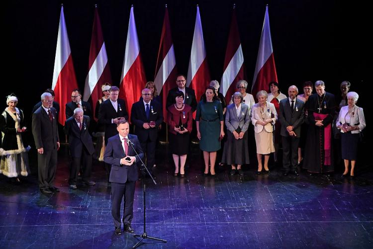 Prezydent Andrzej Duda (front) podczas spotkania z Polakami mieszkającymi na Łotwie w Dyneburgu. Fot. PAP/R. Pietruszka