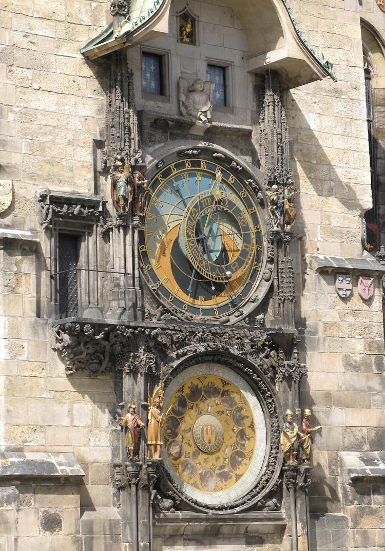  XV-wieczny astronomiczny zegar Orloj na Ratuszu Staromiejskim, na Rynku w Pradze. Fot. PAP/G. Michałowski