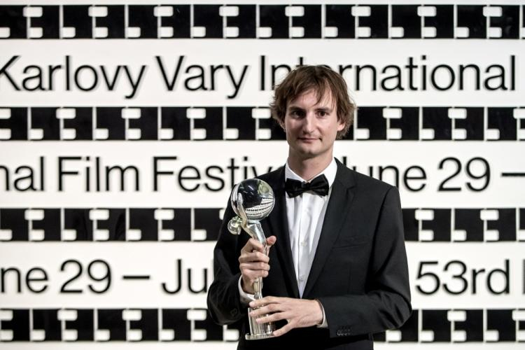 Słoweński reżyser filmowy Olmo Omerzu chwilę po otrzymaniu głównej nagrody za reżyserię filmu „Kawki na drodze” na 53. Międzynarodowym Festiwalu Filmowym w Karlowych Warach. Fot. PAP/EPA/M. Divisek 