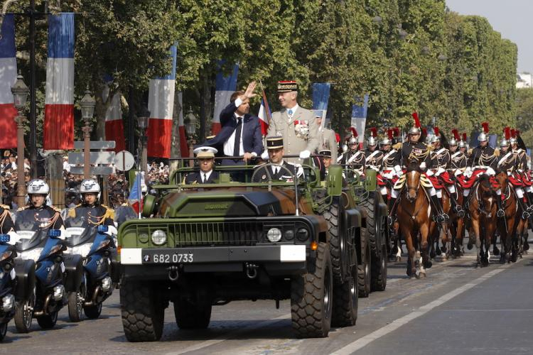 Prezydent Francji Emmanuel Macron (C-L) i szef sztabu armii francuskiej, generał Francois Lecointre jadą na czele parady wojskowej zorganizowanej z okazji Dnia Bastylii w Paryżu, 14 lipca 2018 r. Fot. PAP/EPA