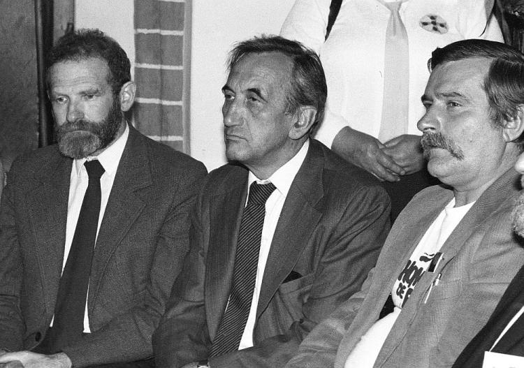 Od lewej: Bronisław Geremek, Tadeusz Mazowiecki, Lech Wałesa. Fot. PAP/L. J. Pękalski