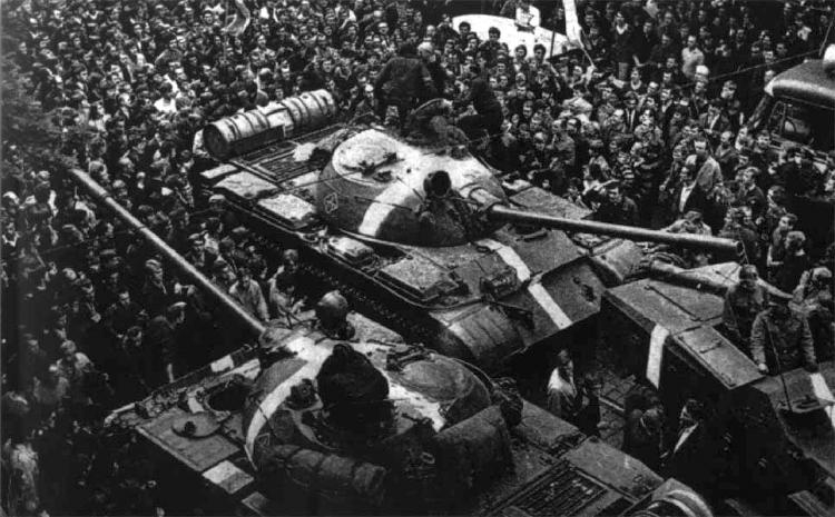 Protestujący wokół sowieckich czołgów w pierwszych dniach inwazji. Źródło: Wikimedia Commons