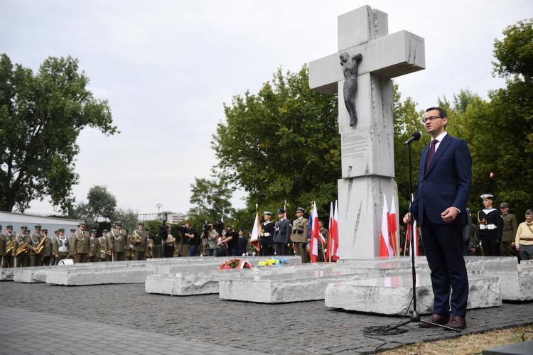 Premier Mateusz Morawiecki podczas uroczystości przed Pomnikiem Rzezi Wołyńskiej i Pomnikiem 27. Wołyńskiej Dywizji Piechoty AK. Fot. PAP/J. Turczyk