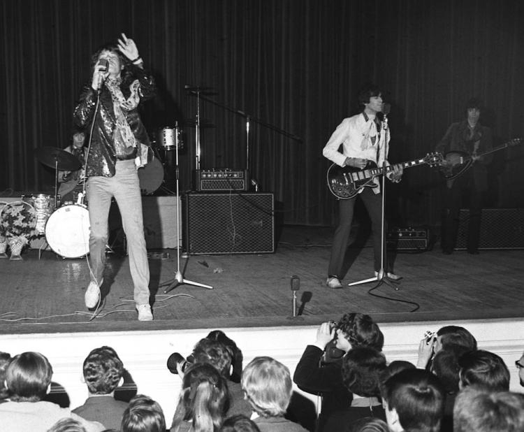 Warszawa, 1967 r. PKiN, Sala Kongresowa. Zespół The Rolling Stones podczas koncertu. Z lewej wokalista Mick Jagger. Fot. PAP/C. M. Langda