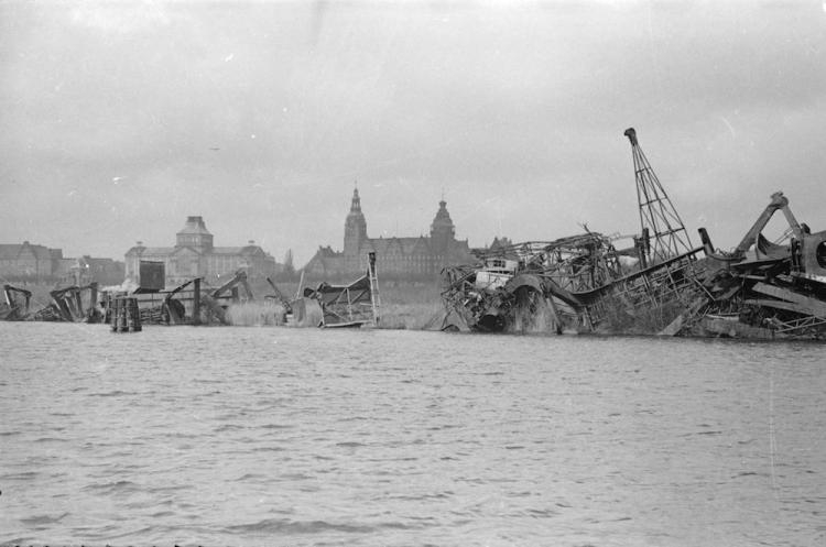 Szczecin, 1945. Zniszczenia wojenne, widok od strony Odry, w tle Wały Chrobrego. Fot. PAP/CAF