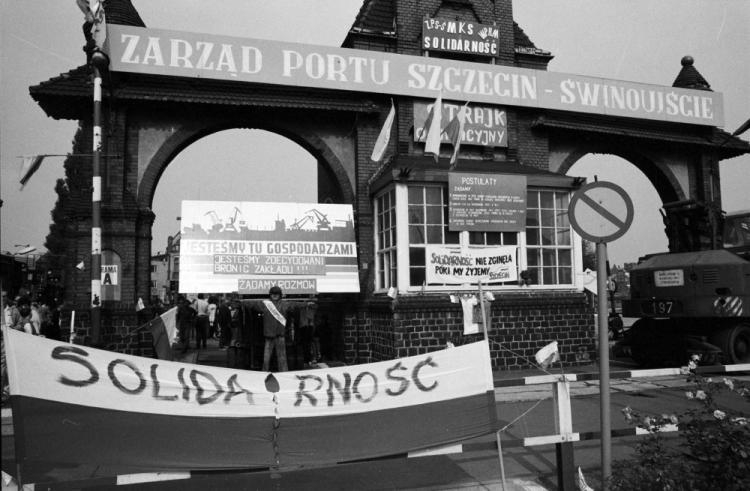 Strajk w Porcie Szczecińskim. 08.1988. Fot. PAP/CAF/J. Undro 