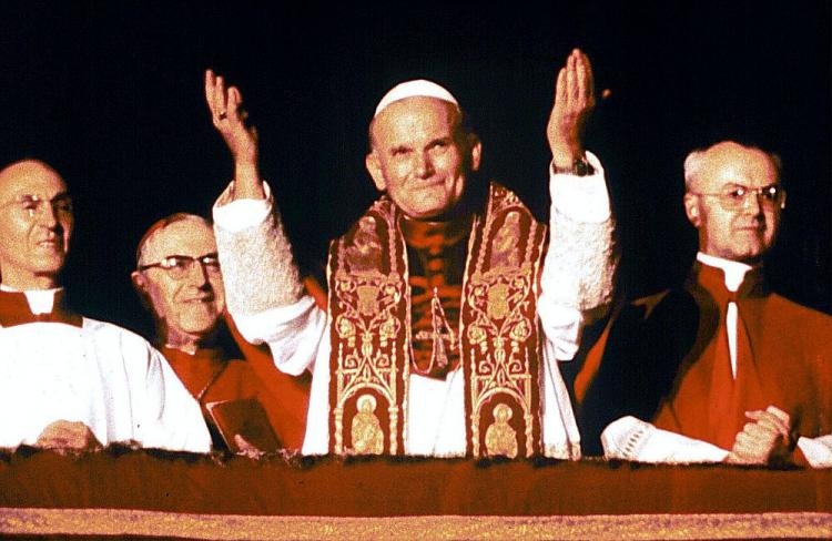 Tuż po wyborze na papieża, Jan Paweł II po raz pierwszy pozdrawia wiernych zgromadzonych na Placu Świętego Piotra w Watykanie. 16.10.1978. Fot. PAP/EPA/M. Capodanno