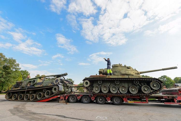 Amerykański czołg M47 Patton (P) i wóz zabezpieczenia technicznego M88 (L) trafiły do Muzeum Broni Pancernej. Poznań, 09.2013. Fot. PAP/J. Kaczmarczyk