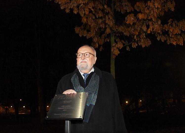 Krzysztof Penderecki podczas uroczystości odsłonięcia dębu Pender na krakowskich Plantach i umieszczonej przy nim tablicy pamiątkowej z okazji jubileuszu 85. urodzin kompozytora. Fot. PAP/J. Bednarczyk