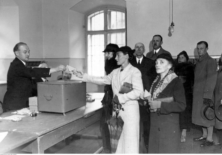 Głosowanie w wyborach do Sejmu. Kraków, 1935 r. Fot. NAC