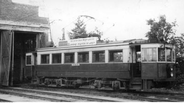 Wagon Elektrycznej Kolejki Dojazdowej (EKD) typu EN80 przed wagonownią. Widoczna tabliczka w języku niemieckim i polskim, informująca, że wagon ten przejechał 1000000 km. Sierpień 1943 r. Źródło: NAC