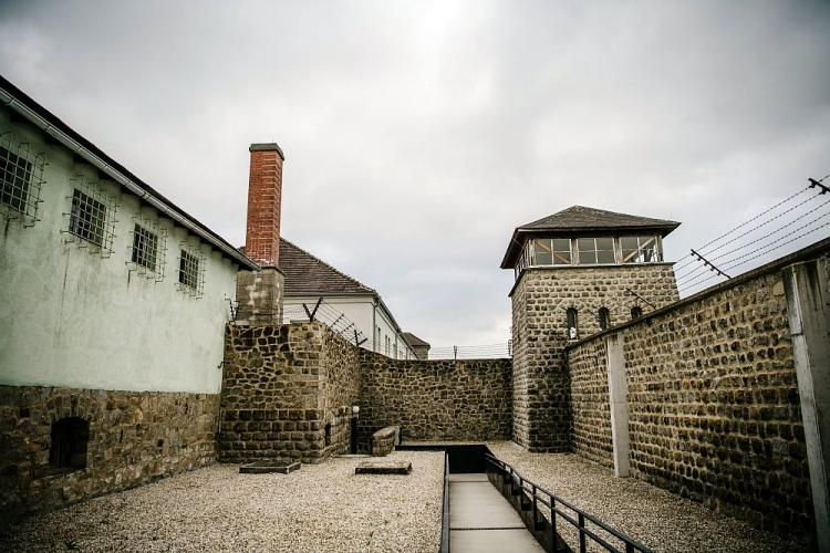 Teren niemieckiego obozu koncentracyjnego Mauthausen. Fot. PAP/EPA
