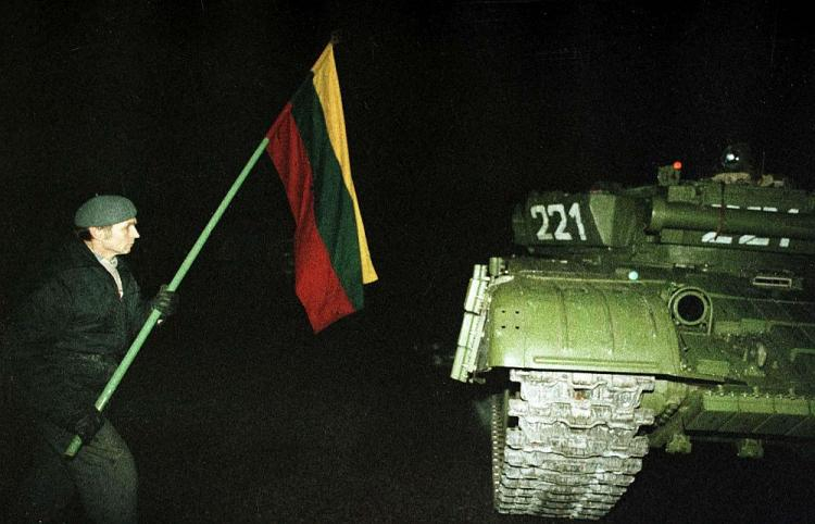 Sowieckie czołgi w Wilnie. 13.01.1991. Fot. PAP/EPA/STF