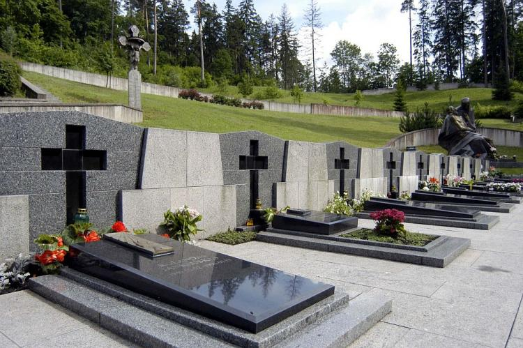 Groby poległych pod wieżą telewizyjną w Wilnie w 1991 r. na Cmentarzu Antokolskim. Fot. PAP/R. Sikora