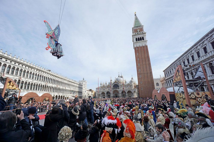 Lot Anioła na placu Świętego Marka w Wenecji. 24.02.2019. Fot. PAP/EPA