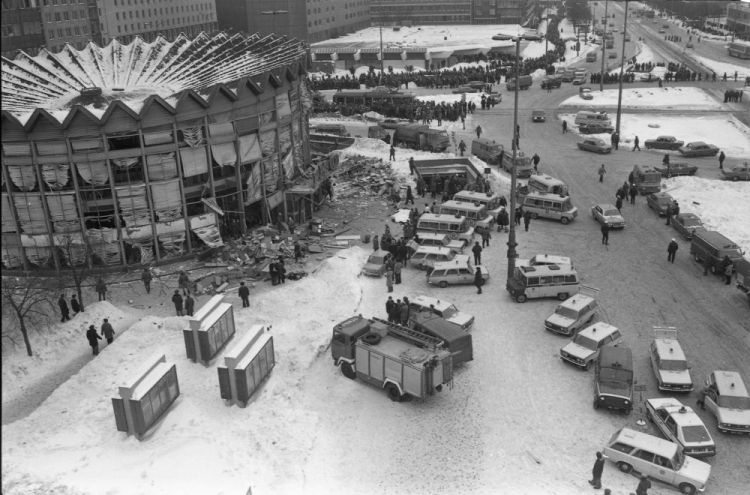 Warszawa, 15.02.1979. Akcja ratunkowa w Rotundzie PKO. PAP/M. Broniarek