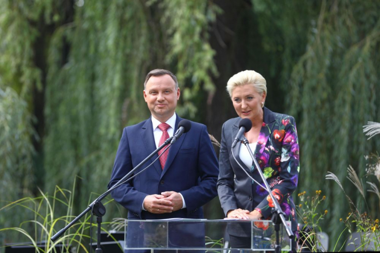  Prezydent RP Andrzej Duda (L) z małżonką Agatą Kornhauser-Dudą (P) podczas akcji Narodowego Czytania, 2018 r. Fot. PAP/R. Guz