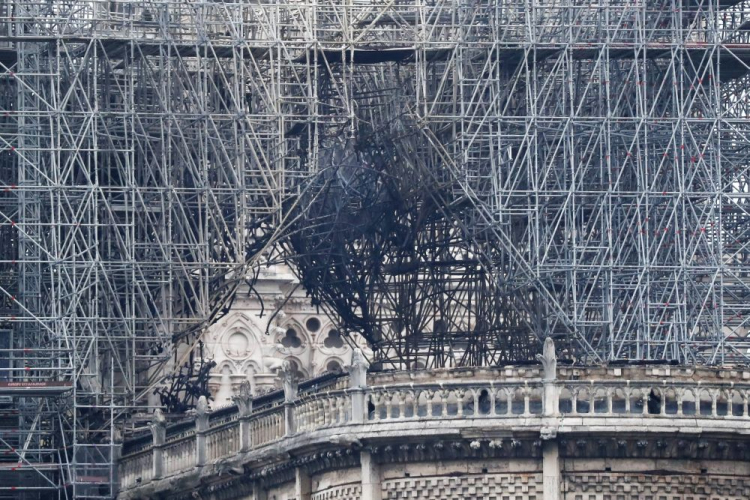 Zniszczenia dachu katedry Notre Dame. Fot. PAP/EPA