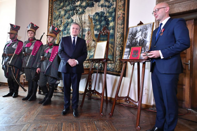Minister kultury i dziedzictwa narodowego Piotr Gliński podczas wizyty w Muzeum Narodowym w Kielcach oraz odznaczony Gloria Artis Marcin Perz. (PAP/P. Polak