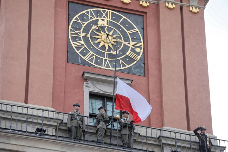 Uroczyste podniesienie Flagi Państwowej RP na Wieży Zegarowej Zamku Królewskiego. Fot. PAP/L. Szymański