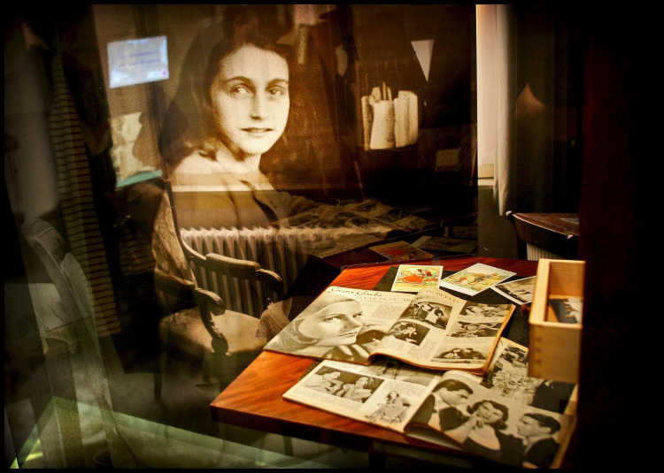 Amsterdam, Holandia, 11.04.06. Fragmenty wystawy o Annie Frank w Muzeum Historycznym w Amsterdamie 11 bm. Fot. PAP/EPA