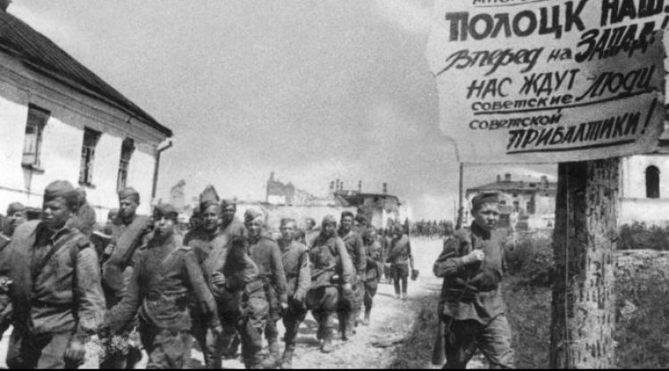 Rosyjscy żołnierze w Połocku 4 lipca 1944. Źródło: Wikimedia Commons
